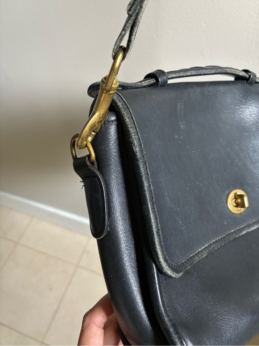 Vintage Coach Court Crossbody Black Leather Bag - Picture 4 of 9